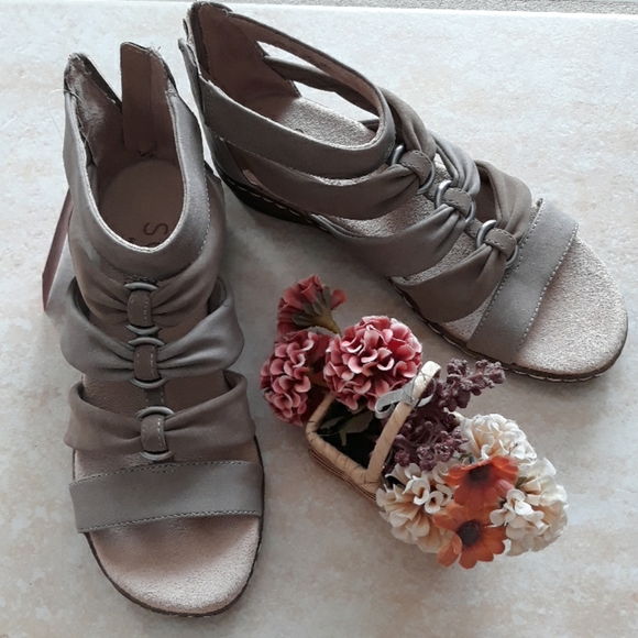 Naturalizer Soul Shoes - 4x*Host Pick*Naturalizer Soul cute strappy sandals